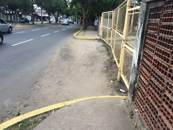 Sidewalk leading up to the bus station near the IRC and Hospital Central withou ramps or textural changes.